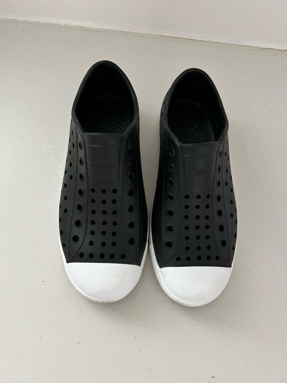 Native Jefferson Jiffy Black Shell White Slip On Sneakers J2 Kids